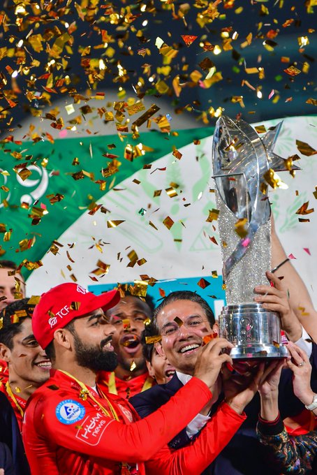 Lifted high and held with pride! 🏆 📹 Credits: Twitter/IsbUnited