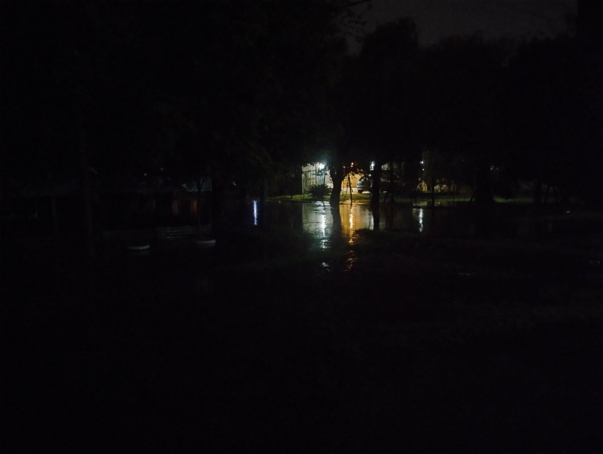 Antes de la lluvia cortaron la luz en el #barrioelalpino #florenciovarela siempre la misma fase de la calle 1350, los únicos que tienen luz son como siempre los de la calle 1319 <a href="/OficialEdesur/">Edesur Argentina</a> por qué siempre pasa esto?? <a href="/DNDConsumidor/">Subsecretaría de Defensa del Consumidor</a> <a href="/Andreswatsonok/">Andrés Watson</a> <a href="/Kicillofok/">Axel Kicillof</a>