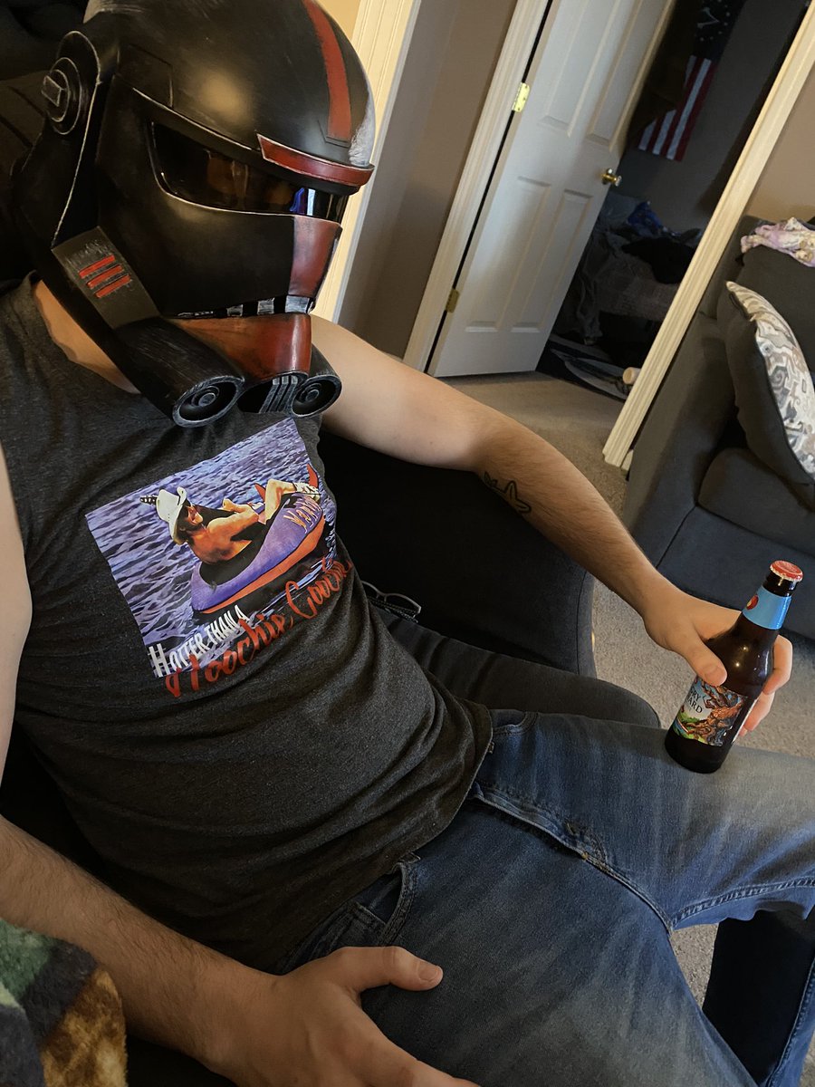 HigsbyHuh's tweet image. even batchers have bad days 
Fighting the empire ain’t easy 
#tbb #starwars #hunterbadbatch