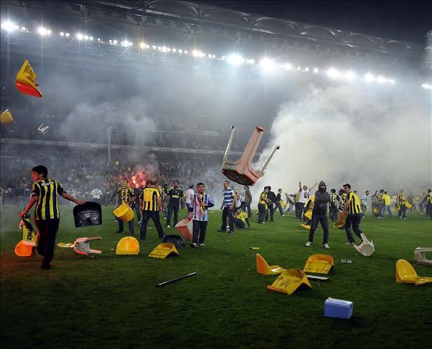 meteeofc's tweet photo. @Trabzonspor Trabzonspor Taraftarlarına laf eden kuş beyinliler bunları çabuk unuttunuz herhalde? Trabzonlulara t*rörist diyen andavallar asıl T*rörist Sizlersiniz. Malûm örgüt ülkeden gittiğinden beri kimin şampiyon olup olmadığını yıllardır görüyoruz fazla kasmayın:) https://t.co/Olb637cE6n