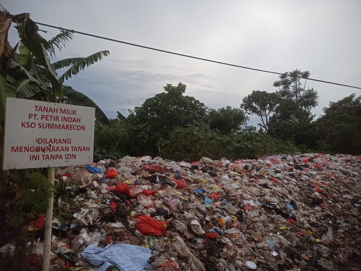 Eko__24's tweet photo. Sy menginfokan &amp; minta tolong dinas kbrsihn @PemKabTangerang agar peduli &amp; perhatian u bersihkan sampah di daerah Kademangan, Kel. Pakulonan Barat. Krn sudah penuh &amp; bisa mengganggu kesehatan trmasuk kshatan anak2. Mungkin ibu @Airin_RachmiD juga bisa membantu sbg tokoh Banten. https://t.co/ywi9zu94bZ