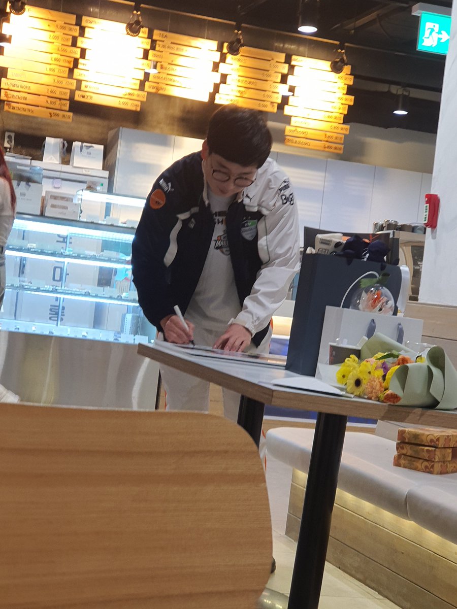 #2024_그는_여전히_꿈을_꾼다
#내쿰에태워줄께 #夢外之事
너무 좋은 시간이었어요...🥹
주최진 분들도 강민님도 시간 내어 주시고 고생해주셔서 너무너무 감사합니다..
얼레벌레 사진..^^