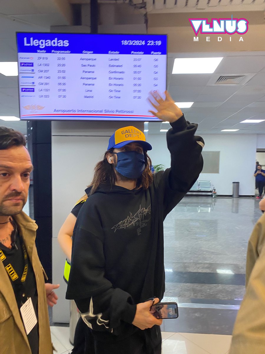 venusmedia's tweet photo. 🤩 ¡Hi Jared!

😎 30 Seconds to Mars ya se encuentra en Paraguay.

🫶🏻 Le dejamos un termito a Shannon Leto para que arranqué con todo el día 1 del @Asuncionico_ https://t.co/6i4f2EV5Va