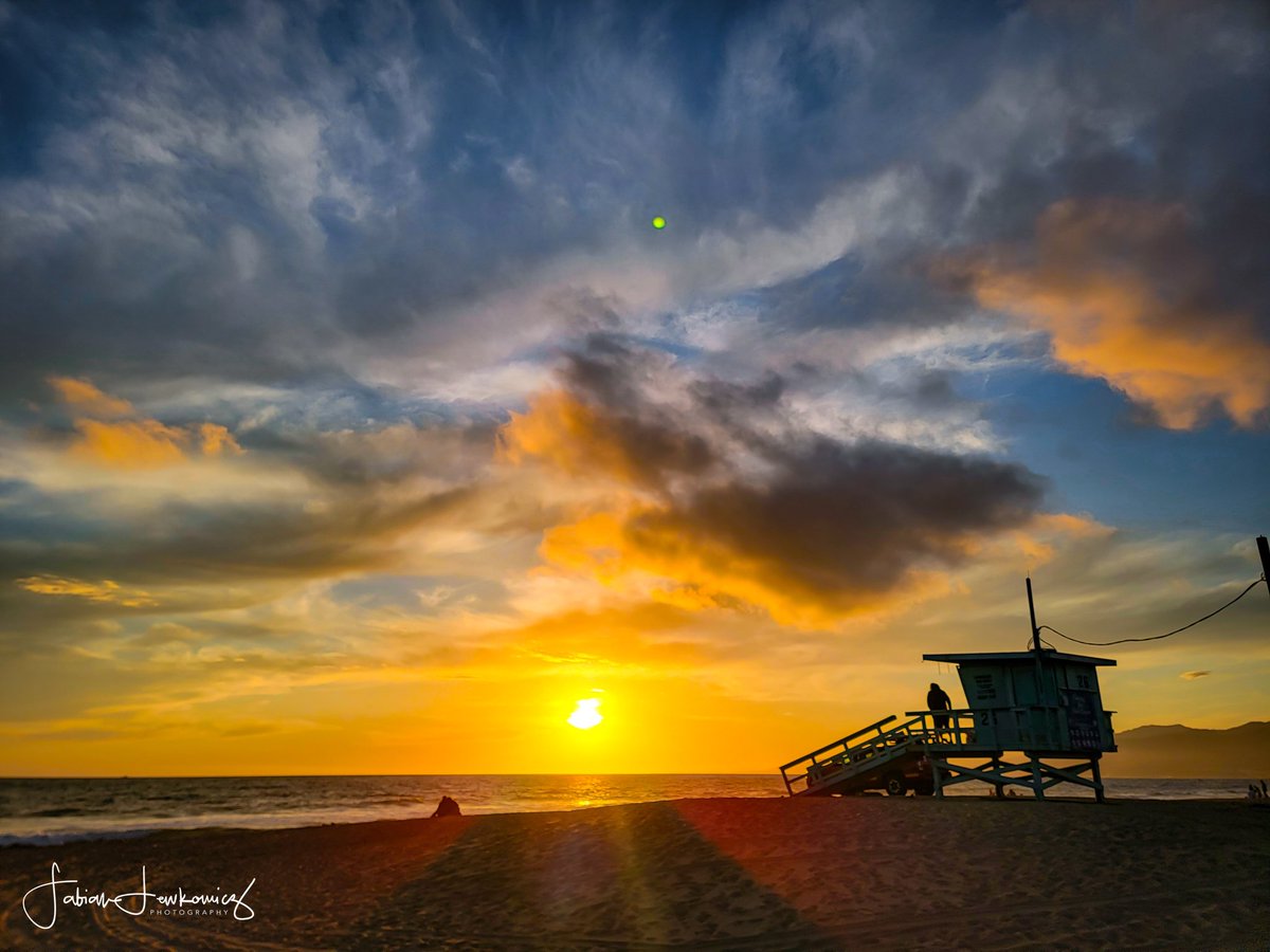 smcloseup's tweet photo. Sunset bathes Santa Monica Beach in golden light, lifeguard tower #26 framed by a sky of painted clouds. #SantaMonicaGlow #SunsetWatch

📷 @fabianlewkowicz https://t.co/vzlYlF7ueM