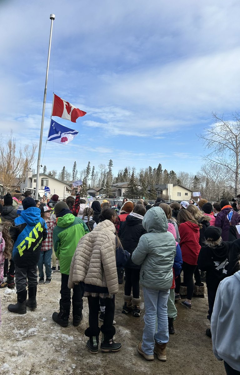 Enjoyed the flag raising ceremony for Semaine de la Francophone week at Ecole Dickinsfield! Great to see so many classes out celebrating the week! @fmpsd @Dickinsfield