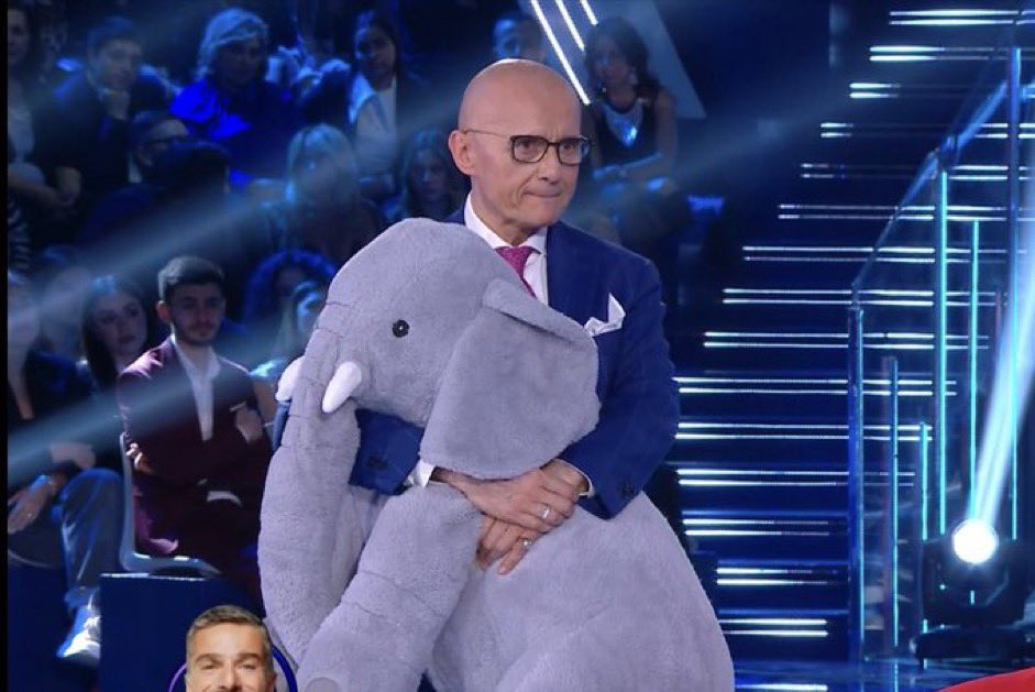 creeestina's tweet photo. Io a 5 anni presentandomi di notte in camera di mia mamma per avvisarla che ho vomitato https://t.co/eRhzYTtTxy