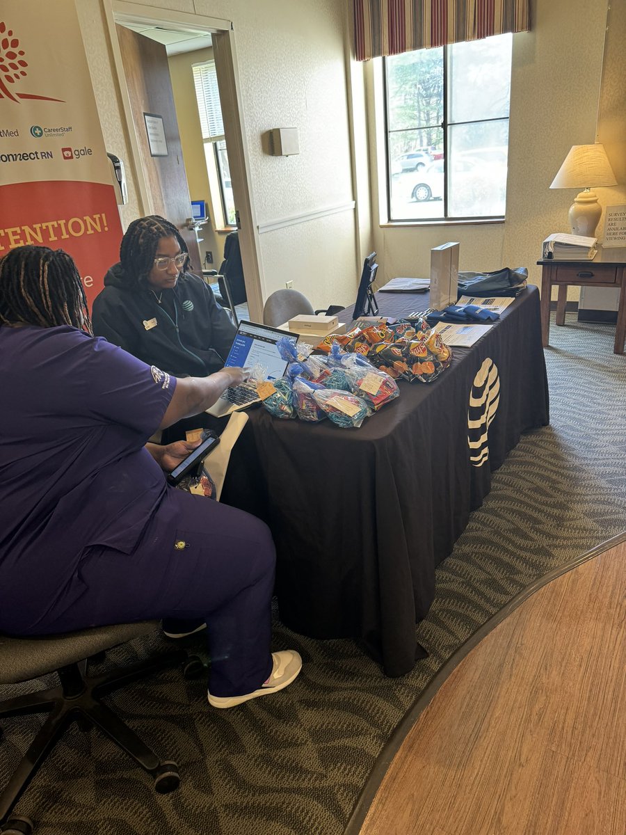175Norma's tweet photo. WHAT A DAY‼️
I am extremely proud of Alaiah, 

We ended the day with double digits in FirstNet activations &amp; some side AIA action 🙌🏽🙌🏽🙌🏽 
Couldn’t have had it any other way! 

@QueenGoat_BC @MissesJones704 @Bh7316 @RUN_DeMV 

#Quarterfield 📈
#RunDeMV 
#FirstNet https://t.co/3zbSgig4kI