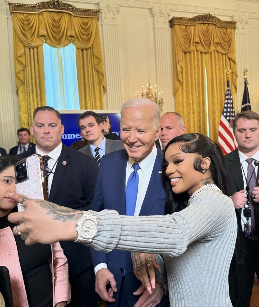 FamousStarwolf's tweet photo. @GloTheofficial is officially a certified “bed wench” Sleeping with the enemy 

When will our people learn smh

#KateGate 
#BBMzanzi 
#KingCharles 
#KateMiddleton 
#JoeBiden https://t.co/utnVBWm7C7