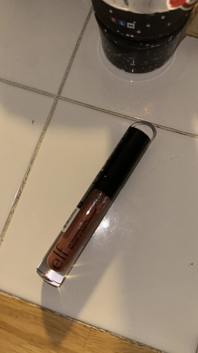 rebe_cotis's tweet photo. @elfcosmetics where’s the other half of this gloss..? Lmaoooo. Never seen a tube missing so much product. 🫣 https://t.co/J3cW0vG6PT
