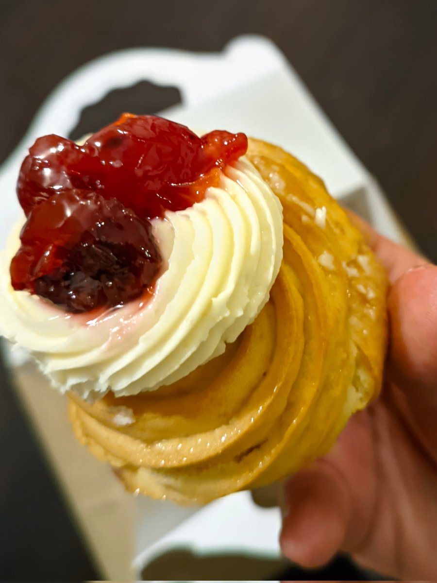 mrror's tweet image. A Napoli si mangiano le zeppole di San Giuseppe (queste sono vegan)
#ilunatici
