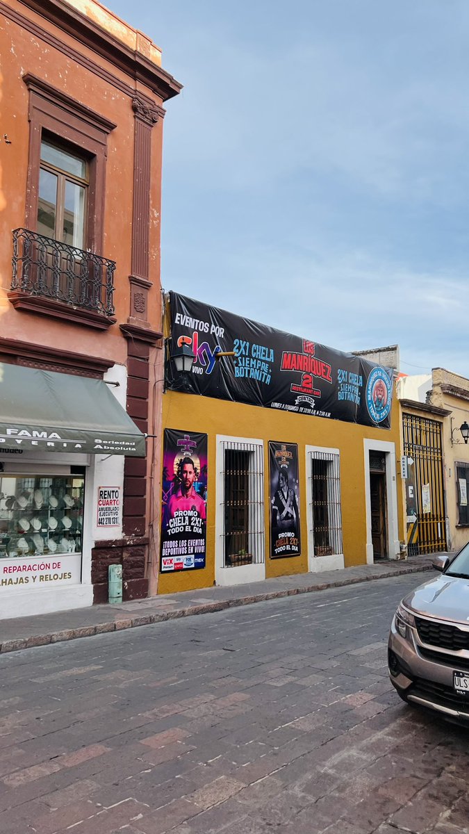 joeloq's tweet photo. @qromunicipio buena tarde me gustaría reportar letreros fuera de reglamento en la calle de Allende entre 16 de sep y Madero. Adjunto imágenes @INAHQueretaro @INAHmx https://t.co/hPkzDO5783