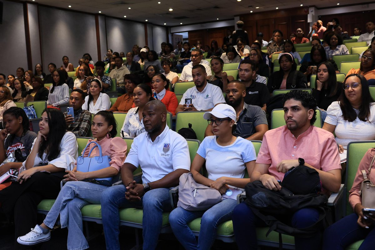 SanzLovaton's tweet photo. Hoy tuvimos una charla con los estudiantes de licenciatura en aduanas y comercio exterior, de la @UniversidadUASD para ampliar los conocimientos de los estudiantes en las iniciativas del Impacto que tiene la tecnología en la gestión de aduanas en el país.

@aduanard https://t.co/ka16xf7k1X