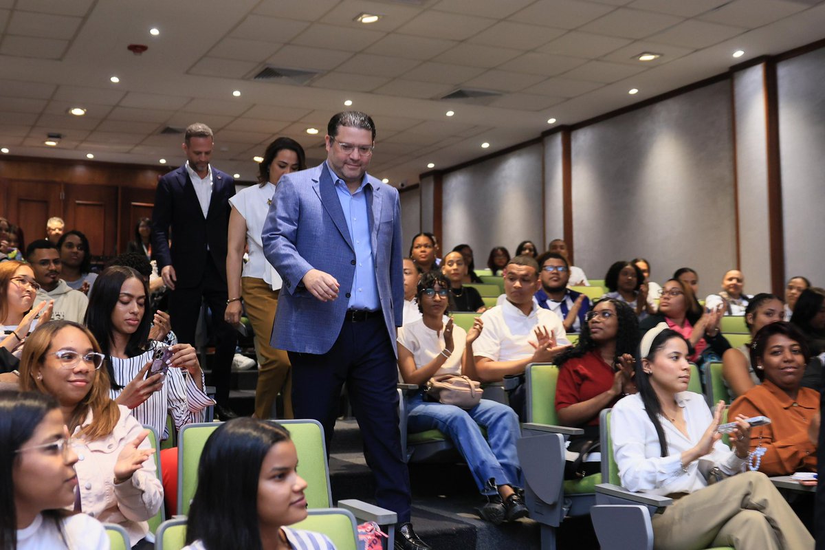 SanzLovaton's tweet photo. Hoy tuvimos una charla con los estudiantes de licenciatura en aduanas y comercio exterior, de la @UniversidadUASD para ampliar los conocimientos de los estudiantes en las iniciativas del Impacto que tiene la tecnología en la gestión de aduanas en el país.

@aduanard https://t.co/ka16xf7k1X