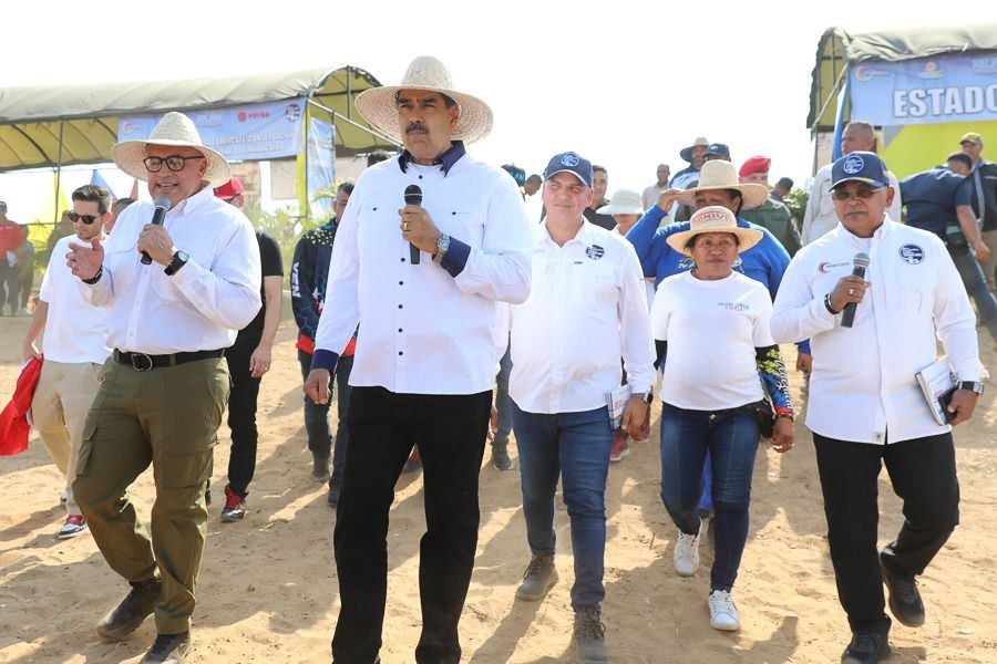 ConMaduro+ (@conmaduromas_) on Twitter photo #EnFoto📸| Pdte. <a href="/NicolasMaduro/">Nicolás Maduro</a> llamó a concientizar desde los hogares, escuelas, universidades y a todas las generaciones, la importancia de la conservación del Lago de Maracaibo.
#PatriaEsHumanidad #EnFoto📸| Pdte. <a href="/NicolasMaduro/">Nicolás Maduro</a> llamó a concientizar desde los hogares, escuelas, universidades y a todas las generaciones, la importancia de la conservación del Lago de Maracaibo.
#PatriaEsHumanidad