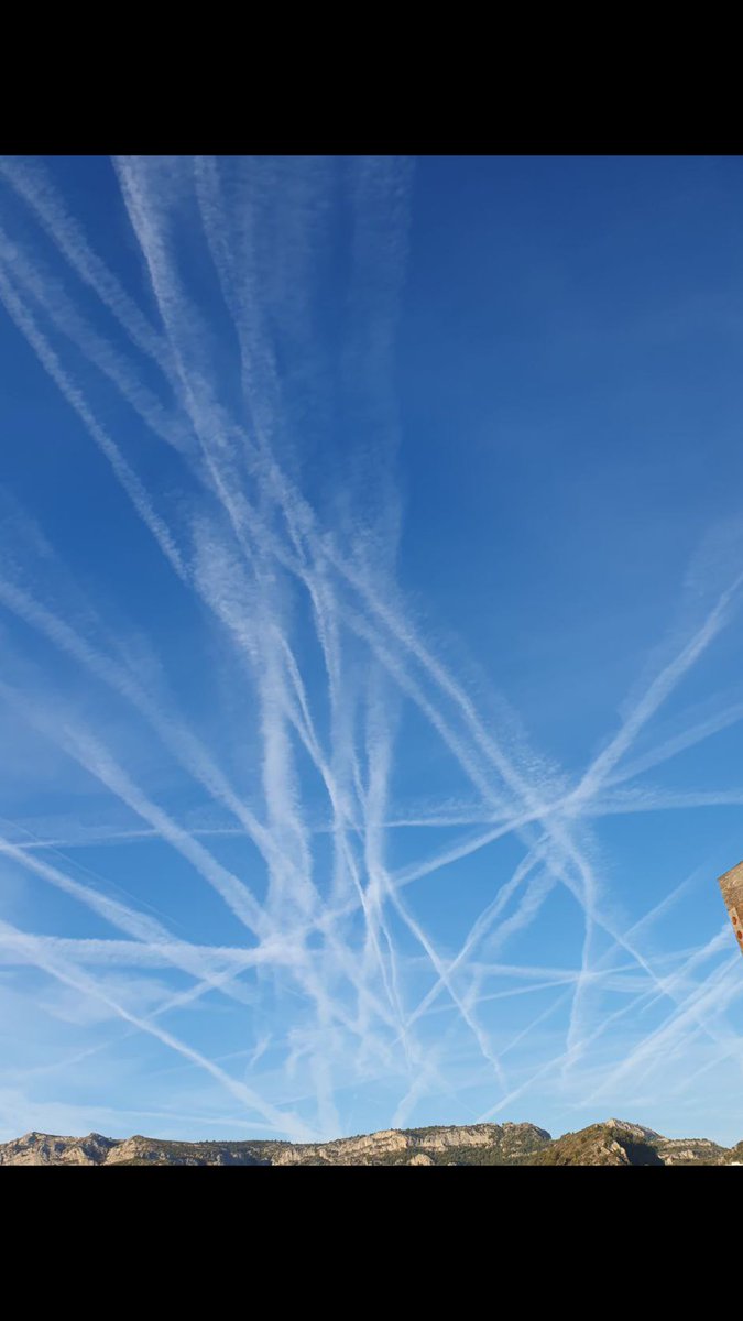 BGatesIsaPyscho's tweet image. Question - why don’t people ever remember seeing skies looking like this prior to the last few years? 

Answer - ……………………………