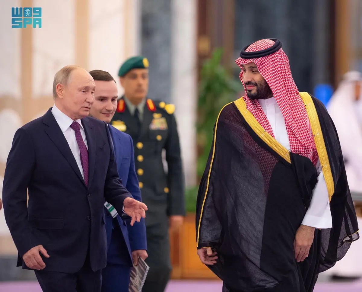 عاجل..

أجرى صاحب السمو الملكي الأمير محمد بن سلمان بن عبدالعزيز آل سعود ولي العهد رئيس مجلس الوزراء، اتصالاً هاتفياً اليوم بفخامة الرئيس فلاديمير بوتين، رئيس #روسيا الاتحادية، هنأه خلاله بمناسبة إعادة انتخابه لفترة رئاسية جديدة.

وقد أعرب فخامته عن شكره لسمو ولي العهد على مشاعره