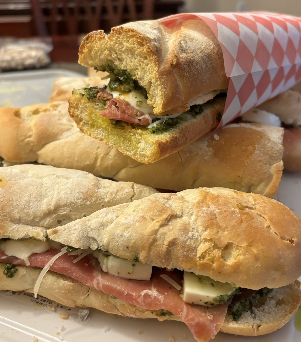 LuchoStarr's tweet photo. Hola Twitter, estoy emprendiendo ya que la cosa está difícil con el trabajo en Ecuador. Cuando viví en Italia me traje unas cuantas recetas que ahora uso en mis paninis, pruébelas enserio son exquisitos! RT para apoyar el emprendimiento en EC🇪🇨 https://t.co/kJNXrMKxWo