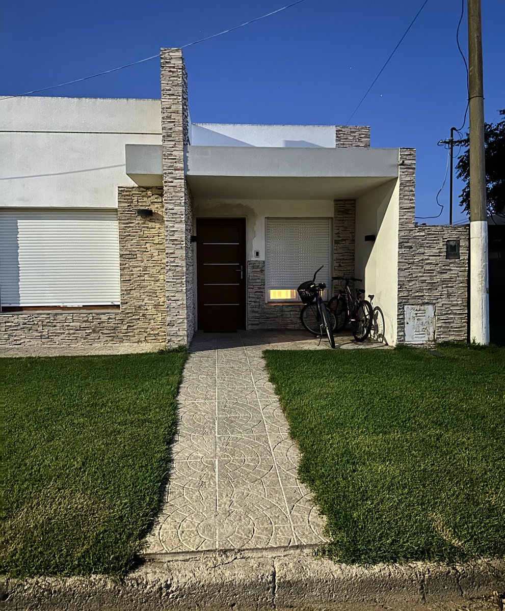 gui10road's tweet photo. Calles de adoquines, cielo absolutamente despejado, veredas anchas, bicis que duermen afuera, casas sin rejas con sillones afuera.

La tranquilidad reina en Espartillar

🎬 #proyectoArgentina https://t.co/7UZzmInoQt