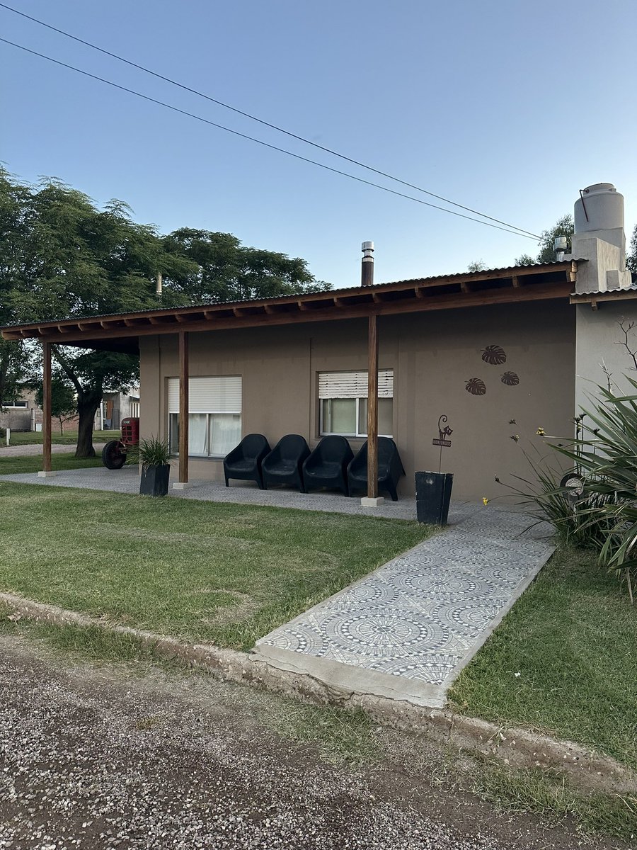Calles de adoquines, cielo absolutamente despejado, veredas anchas, bicis que duermen afuera, casas sin rejas con sillones afuera.

La tranquilidad reina en Espartillar

🎬 #proyectoArgentina