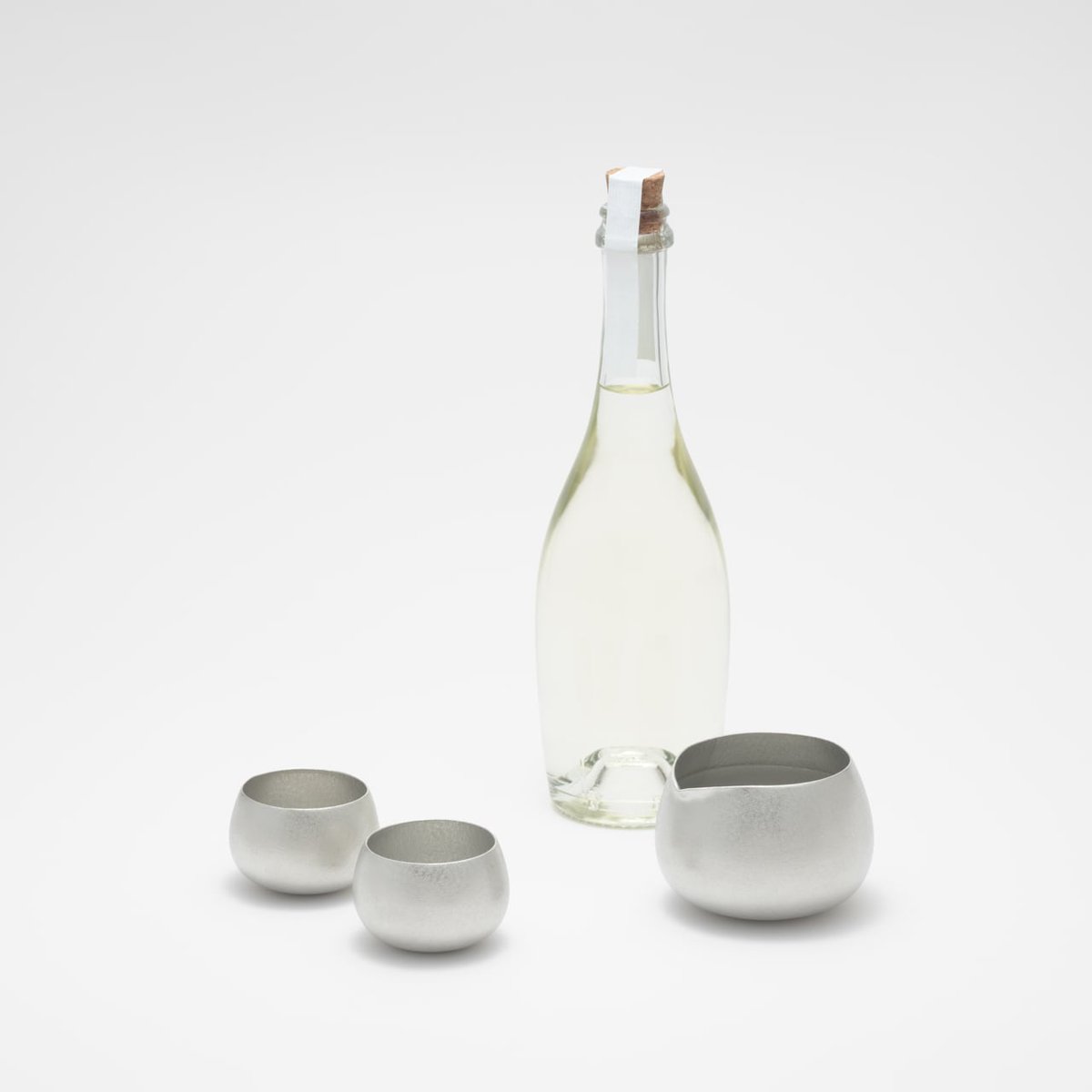 278_jp's tweet photo. 《錫（すず）鋳物製の酒器》片口とお猪口『Kupl（クプル）』／ naft（ナフト）

柔らかいフォルムの錫の酒器は京都を拠点に活動するSEIKI DESIGN STUDIO（セイキデザインスタジオ）がデザインを手がけました。

#錫の酒器
#日本酒好きと繋がりたい https://t.co/J5E0XisSUo