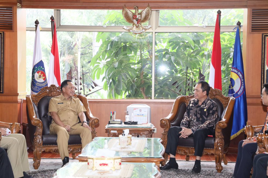 KPPU's tweet photo. KPPU keluarkan siaran pers terkait "Temui Mendagri, KPPU Usul Semua Pemda Lakukan Asesmen Kebijakan Persaingan".

Selengkapnya di https://t.co/jHZYNyMGAn.

#KPPU #PersainganUsaha #FanshurullahAsa #KetuaKPPURI #KPPURI #AnggotaKPPURI #AruArmando #MohammadReza #EugeniaMardanugraha #RhidoJusmadi #BudiJoyoSantoso #HilmanPujana