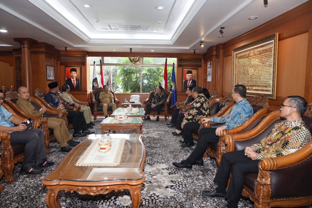 KPPU's tweet photo. KPPU keluarkan siaran pers terkait "Temui Mendagri, KPPU Usul Semua Pemda Lakukan Asesmen Kebijakan Persaingan".

Selengkapnya di https://t.co/jHZYNyMGAn.

#KPPU #PersainganUsaha #FanshurullahAsa #KetuaKPPURI #KPPURI #AnggotaKPPURI #AruArmando #MohammadReza #EugeniaMardanugraha #RhidoJusmadi #BudiJoyoSantoso #HilmanPujana