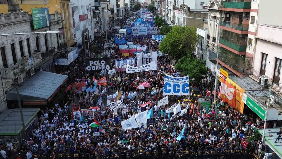 defrenteradio's tweet photo. #PuentePueyrredon #PiquetazoNacional
📷 Postales de la jornada de lucha de hoy. 
😠Hubo represión y violencia, pero lo que no hay son soluciones para el pueblo que se muere de hambre.
✊🏻El pueblo no es la casta y comer no es un privilegio https://t.co/cPBlFRRNHc