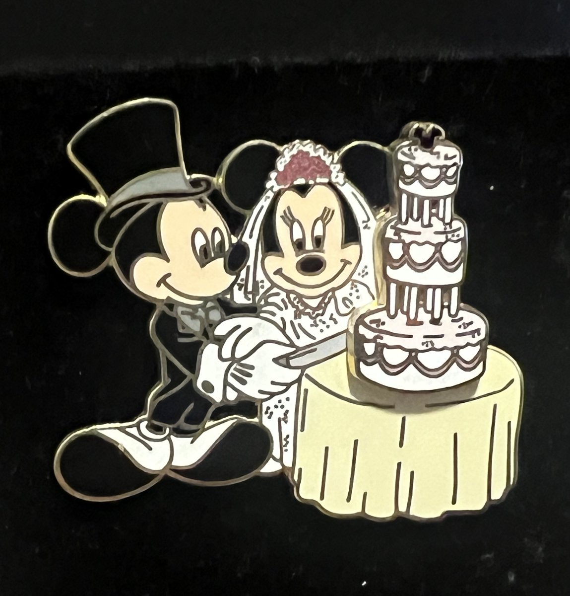 RARE #DisneyPin #MickeyandMinnie #BrideandGroom 3D Wedding Cake NEW Vintage 2002 ~ A MUST HAVE for any Disney Bride!

#disneypinsforsale #DisneyBride #disneywedding #disneyweddingcake #HTFDisney #collectible #vintagedisney #PinonPin #ebayfinds 

ebay.com/itm/2666887480… #eBay