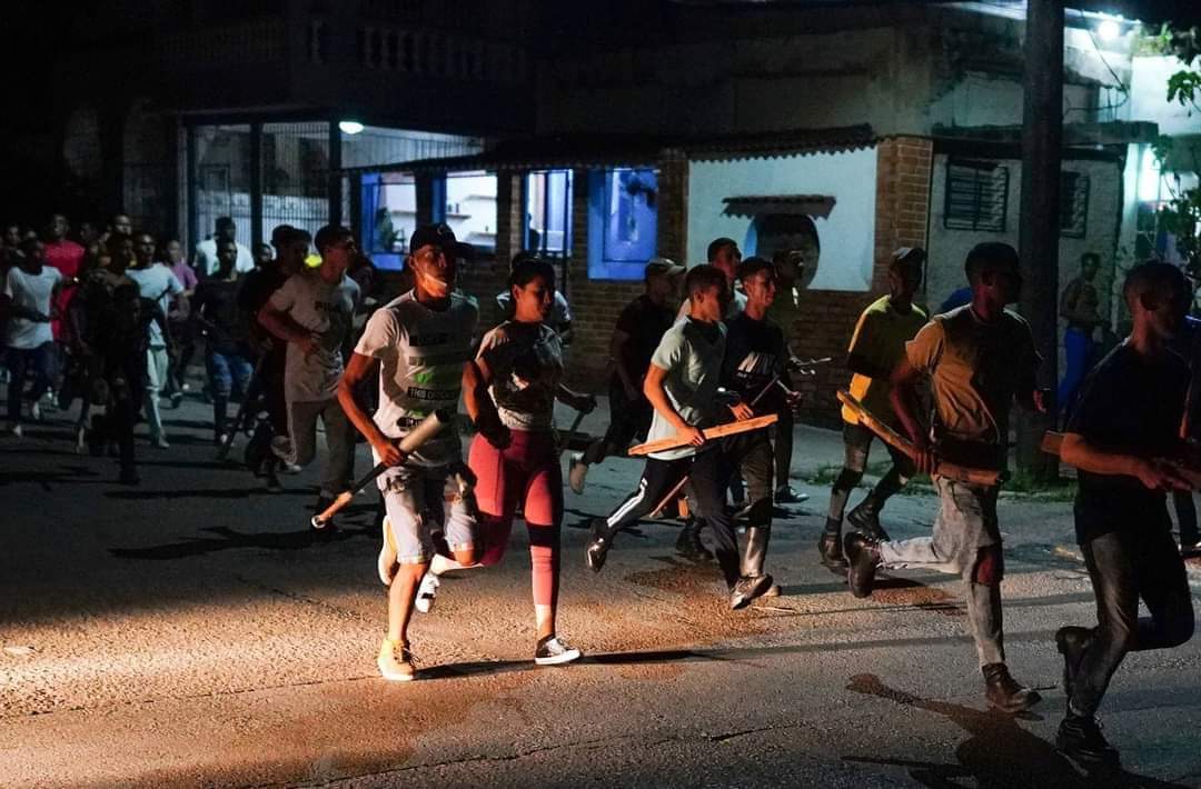 #Cuba
Movilización de la policía represiva para dar amor con bates de madera.
#ProtestasEnCuba 
#SantiagoDeCuba