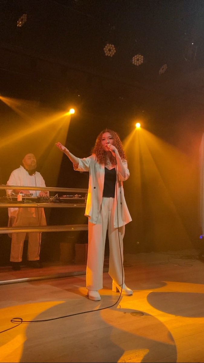 ecg566's tweet photo. 3月17日 下北沢ADRIFT
ライブ前のDJからドンドン盛り上がってそのままライブスタート。ダンサーのパフォーマンスで更に会場の熱が一段階上がる。次々に演者が入れ替わり激アツな音楽と時間を観客と共有していく最高なライブだった。
#grooveman_spot
#Kzyboost
#aimi
#Hanah_Spring https://t.co/G3HtIxDTXi