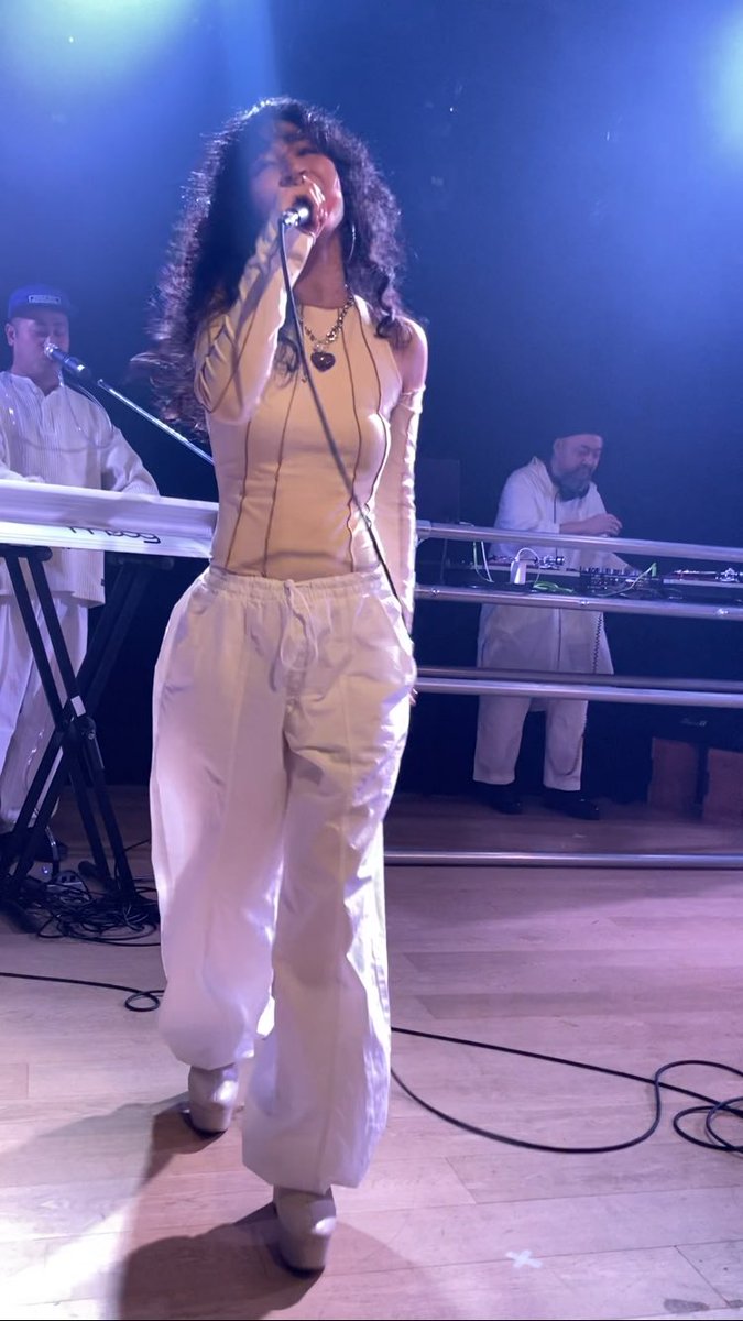 ecg566's tweet photo. 3月17日 下北沢ADRIFT
ライブ前のDJからドンドン盛り上がってそのままライブスタート。ダンサーのパフォーマンスで更に会場の熱が一段階上がる。次々に演者が入れ替わり激アツな音楽と時間を観客と共有していく最高なライブだった。
#grooveman_spot
#Kzyboost
#aimi
#Hanah_Spring https://t.co/G3HtIxDTXi