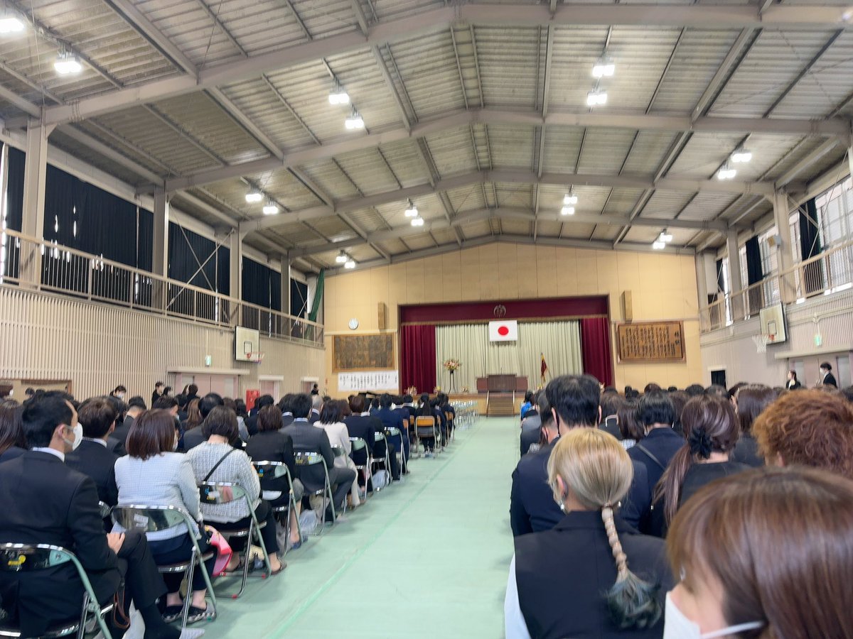 gmc3131's tweet photo. 卒業式、30年前に同じ体育館で卒業したので変な感じです https://t.co/jk9ksSJ4xi