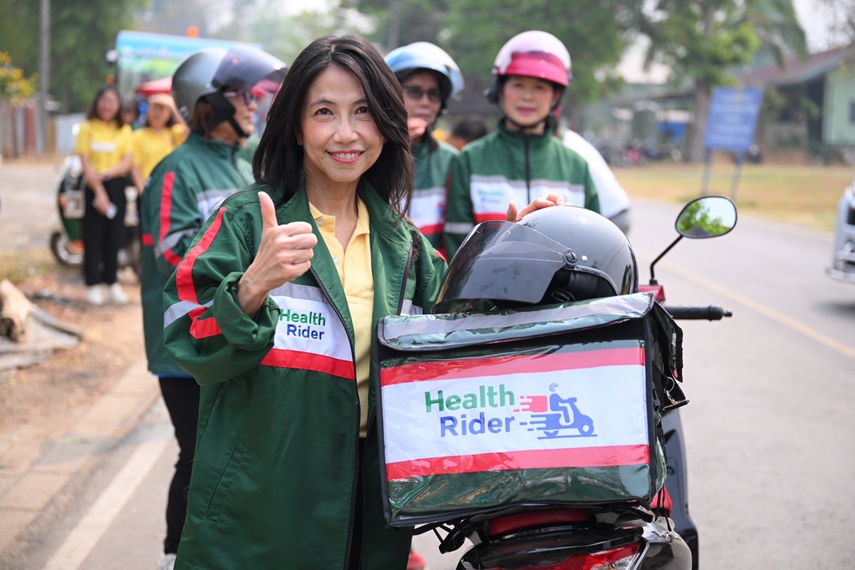 thaihealth's tweet photo. เราก็เป็นฮีโร่ได้นะ… 🛵
พลิกบทบาท ‘อสม.’ สู่ ‘Health Rider’ เดลิเวอรีส่งยาถึงบ้าน ลดความแออัด การรอคอย และค่าใช้จ่ายในการเดินทาง เป็นความเข้มแข็งให้กันและกันในชุมชน 😍
#สสส #Thaihealth #ขับขี่ปลอดภัย #HealthRider https://t.co/aWtEfDkCig