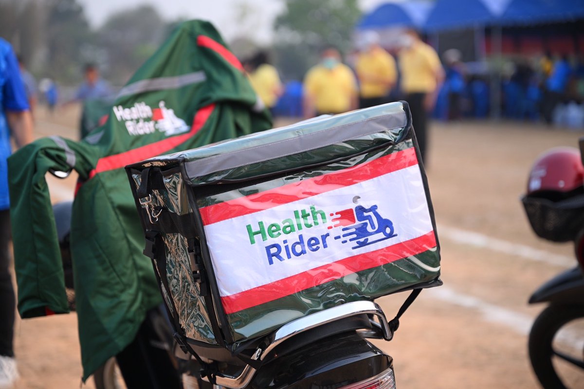 thaihealth's tweet photo. เราก็เป็นฮีโร่ได้นะ… 🛵
พลิกบทบาท ‘อสม.’ สู่ ‘Health Rider’ เดลิเวอรีส่งยาถึงบ้าน ลดความแออัด การรอคอย และค่าใช้จ่ายในการเดินทาง เป็นความเข้มแข็งให้กันและกันในชุมชน 😍
#สสส #Thaihealth #ขับขี่ปลอดภัย #HealthRider https://t.co/aWtEfDkCig