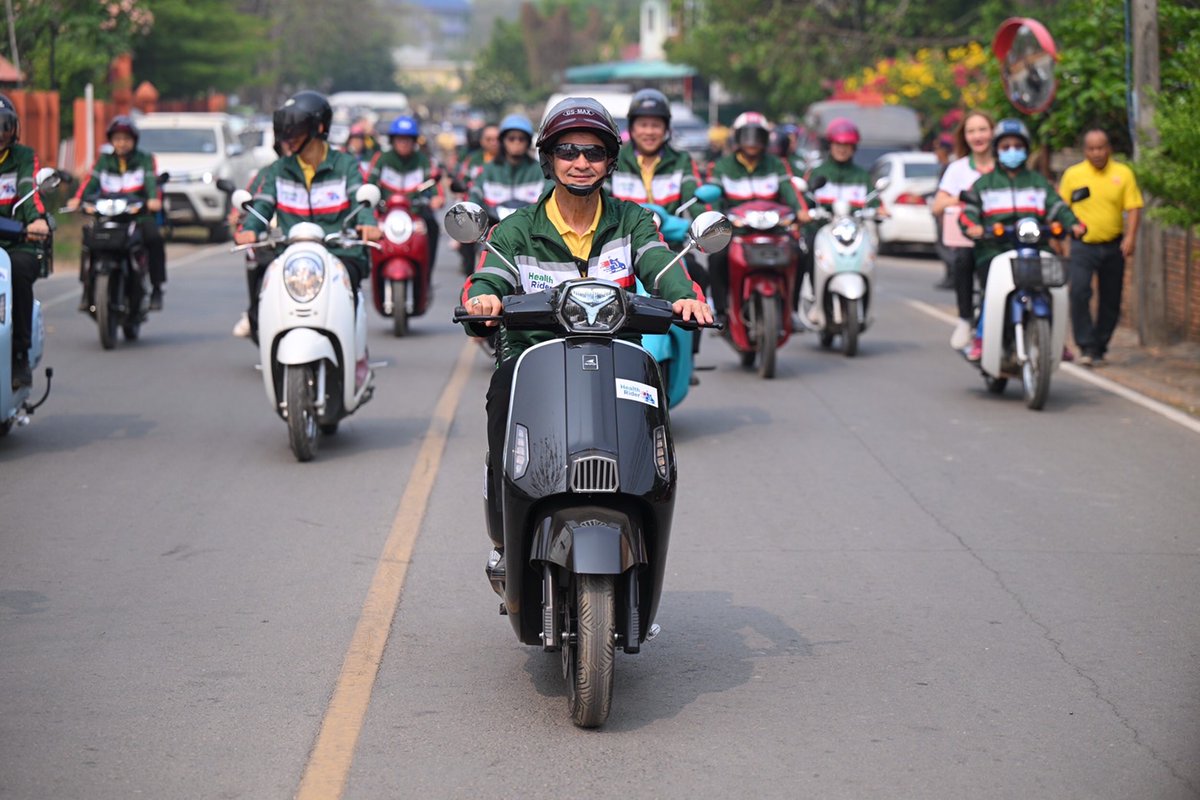 thaihealth's tweet photo. เราก็เป็นฮีโร่ได้นะ… 🛵
พลิกบทบาท ‘อสม.’ สู่ ‘Health Rider’ เดลิเวอรีส่งยาถึงบ้าน ลดความแออัด การรอคอย และค่าใช้จ่ายในการเดินทาง เป็นความเข้มแข็งให้กันและกันในชุมชน 😍
#สสส #Thaihealth #ขับขี่ปลอดภัย #HealthRider https://t.co/aWtEfDkCig