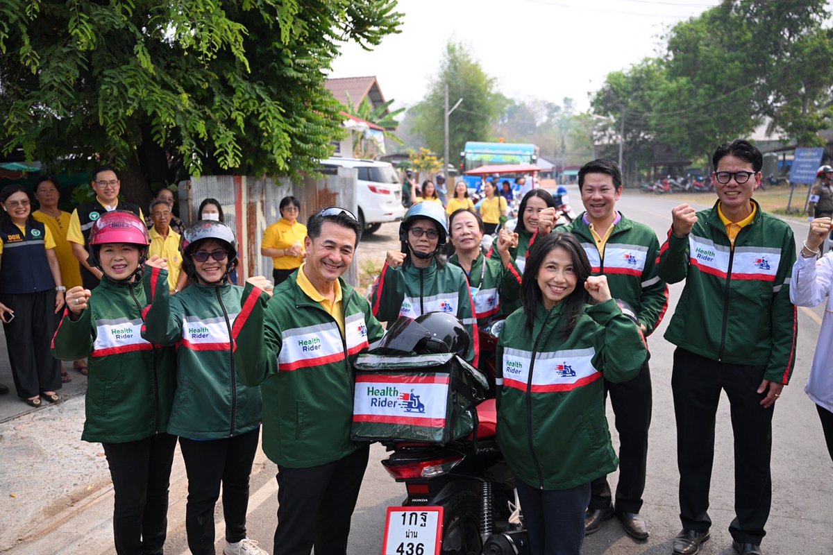 thaihealth's tweet photo. เราก็เป็นฮีโร่ได้นะ… 🛵
พลิกบทบาท ‘อสม.’ สู่ ‘Health Rider’ เดลิเวอรีส่งยาถึงบ้าน ลดความแออัด การรอคอย และค่าใช้จ่ายในการเดินทาง เป็นความเข้มแข็งให้กันและกันในชุมชน 😍
#สสส #Thaihealth #ขับขี่ปลอดภัย #HealthRider https://t.co/aWtEfDkCig