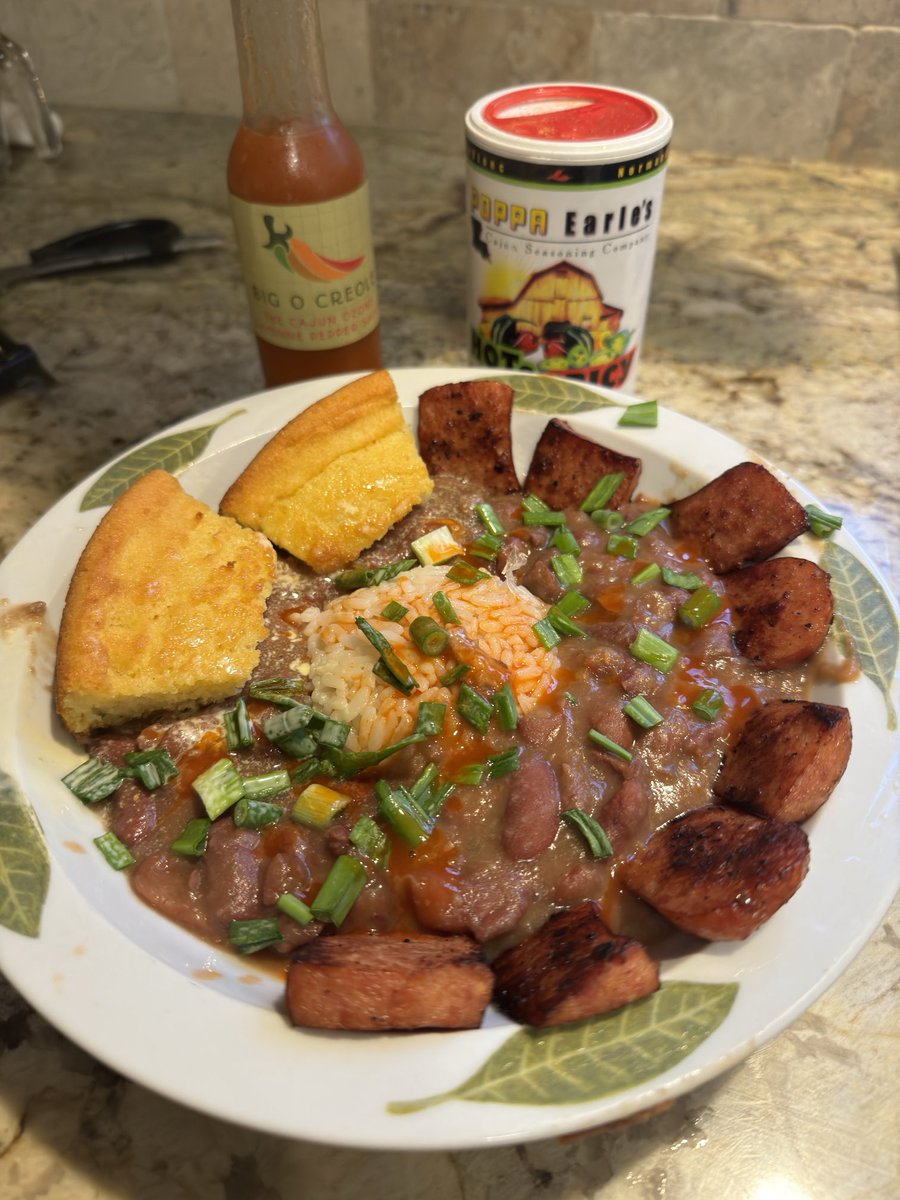 Red beans and rice with grilled sausage and cornbread… made it pop ⁦@PoppaEarles⁩