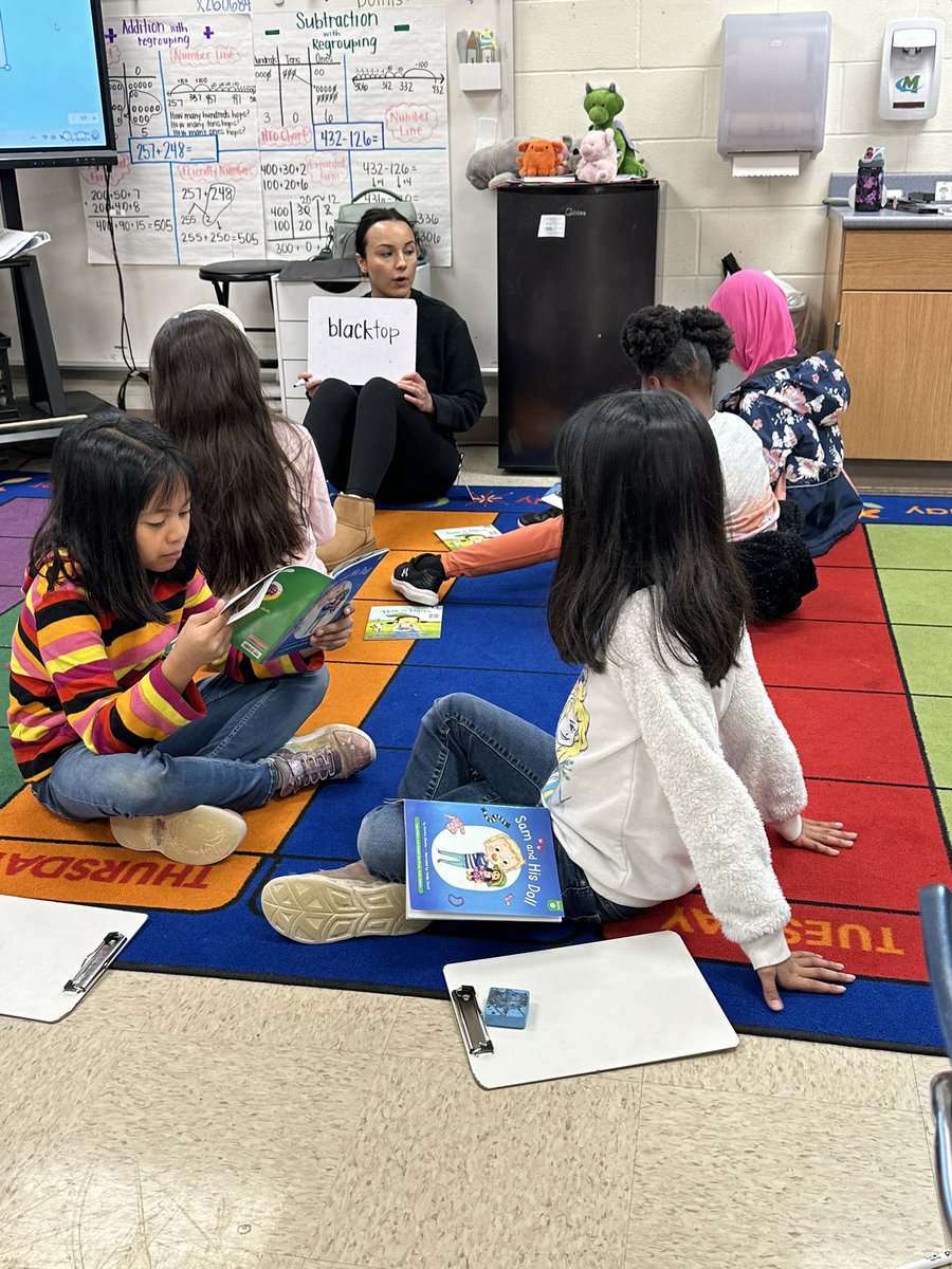 Building Background is evident as this 2nd grade co-teaching team explicitly reinforces key vocabulary & makes connections to content to ensure students can meaningful engage & connect with the stories being read. #ShelterInstruction #Proud2BCESC @MrsLeahTaylor @ButlerCountyESC