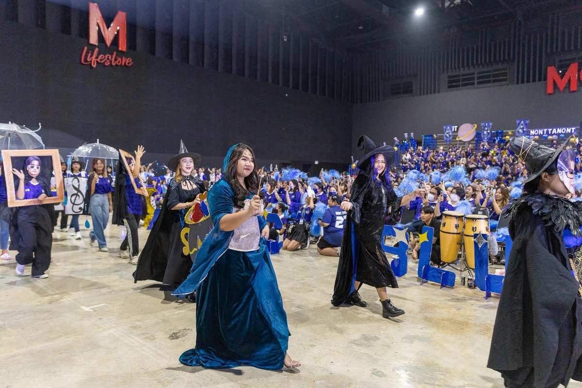 bomind_tn's tweet photo. #MAGICBLUE  💙✨️
#28ปีนี้นนท์ธนนท์ชวนลงสนาม 

พาเหรดสีน้ำเงิน แบ่งเป็น 3 part 
Part 1 -  MAGIC FAM 
พาทนี้เราวาง
พ่อมด 1 คน ไว้เพื่อเป็น  wizard  of fam 
แทนนนท์ ที่เป็นศูนย์รวมของแฟมนั่นเอง
 2 คนเป็นแม่มดแฟม เป็นตัวแทนของแฟมที่จะเดินไปเคียงข้างกับ wizard เสมอ https://t.co/Bfb9u6cq21