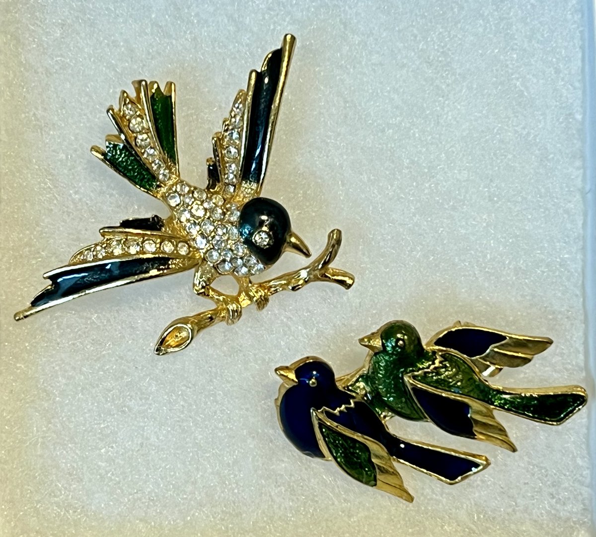 VINTAGE #Rhinestones Blue Green Enamel #Birds Gold Tone #Brooch LOT 2 Pins FREE SHIP 

#rhinestonejewelry #jewelrylot #brooches #birdjewelry #springfashion #accessories #vintagefashion #bluegreenenamel #Birds #birdlovergifts #giftsformom #giftsforher 

ebay.com/itm/2667271636…