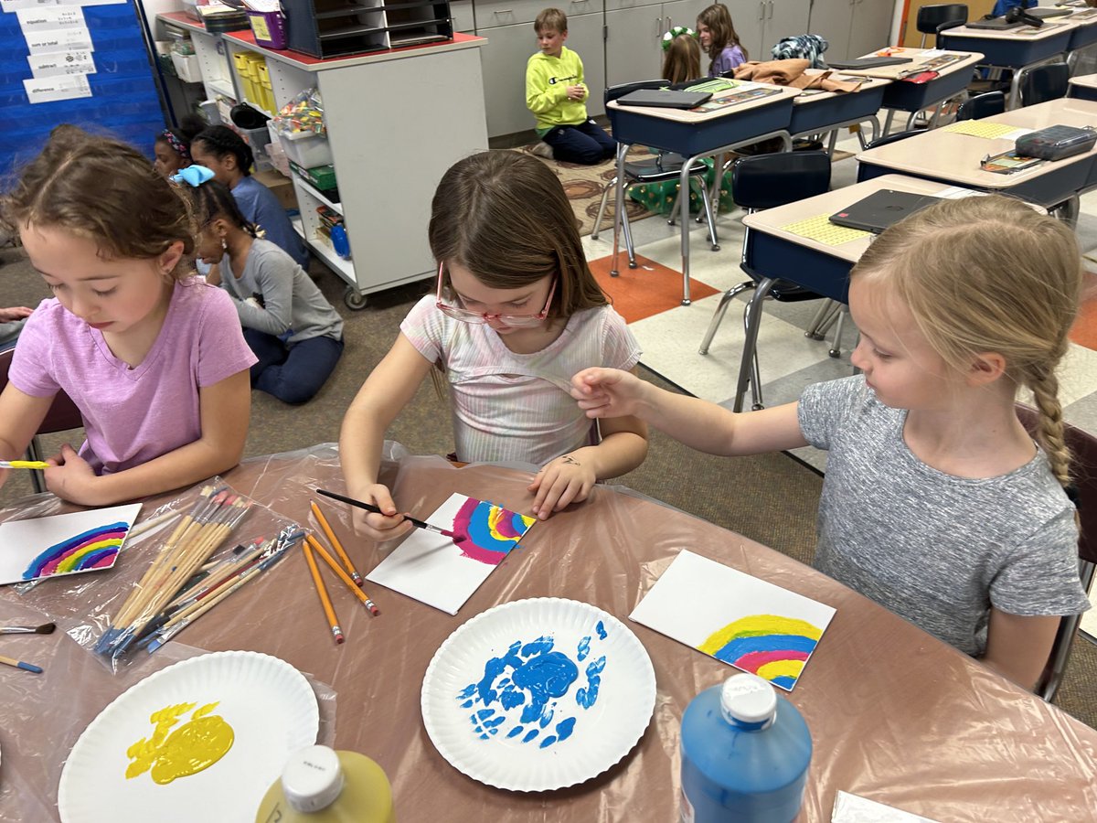 Enjoying our art fun day ⁦<a href="/ParksideES/">Parkside Elementary</a>⁩