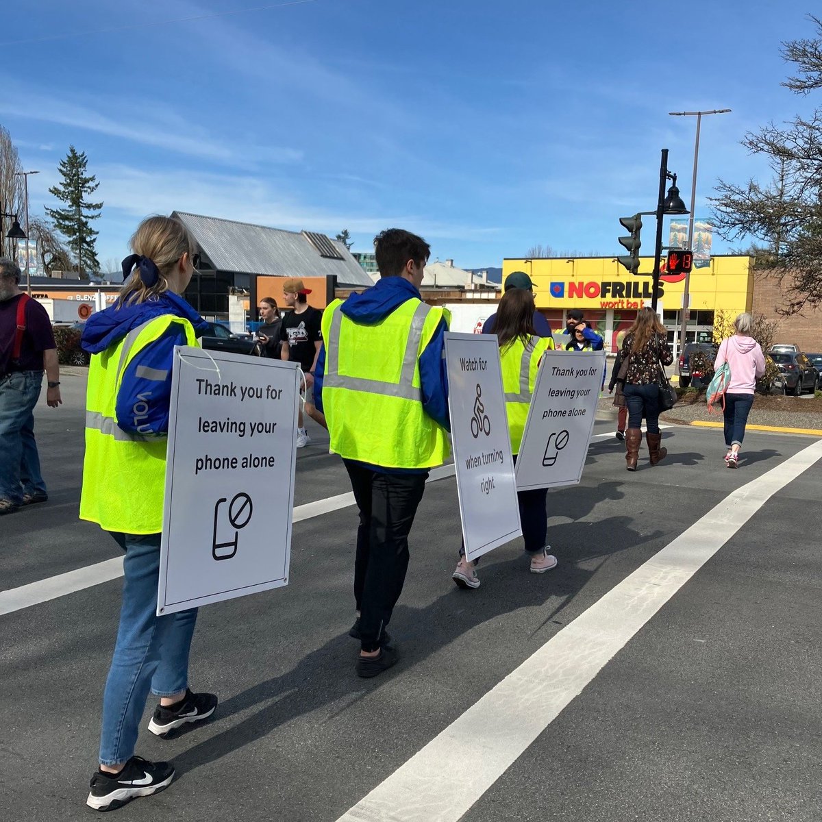 RoadSafetyKate's tweet photo. We were also raising awareness around the importance of leaving your phone alone while driving w/@RidgeRCMP &amp; Crime Prev Volunteers doing "Messages in Motion" in Maple Ridge. Drivers, please #LeaveYourPhoneAlone so we can all reach our destinations safely. @ICBC #EyesFwdBC https://t.co/bv1b336vh2