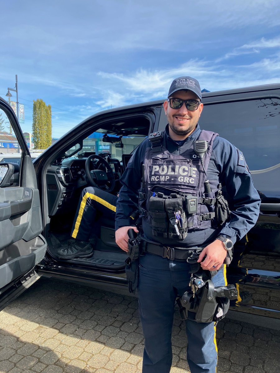 RoadSafetyKate's tweet photo. We were also raising awareness around the importance of leaving your phone alone while driving w/@RidgeRCMP &amp; Crime Prev Volunteers doing "Messages in Motion" in Maple Ridge. Drivers, please #LeaveYourPhoneAlone so we can all reach our destinations safely. @ICBC #EyesFwdBC https://t.co/bv1b336vh2