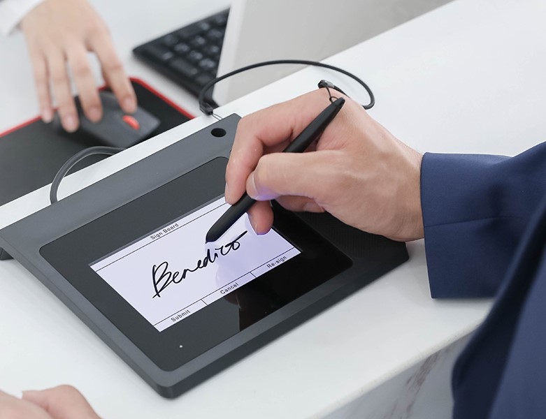 Can a signature pad be used for ID verification? 

Let’s explore this further: bit.ly/3Tlhwzn

#huion #huionforbusiness #signaturepad #digitalsign #digitalsignatures #verification