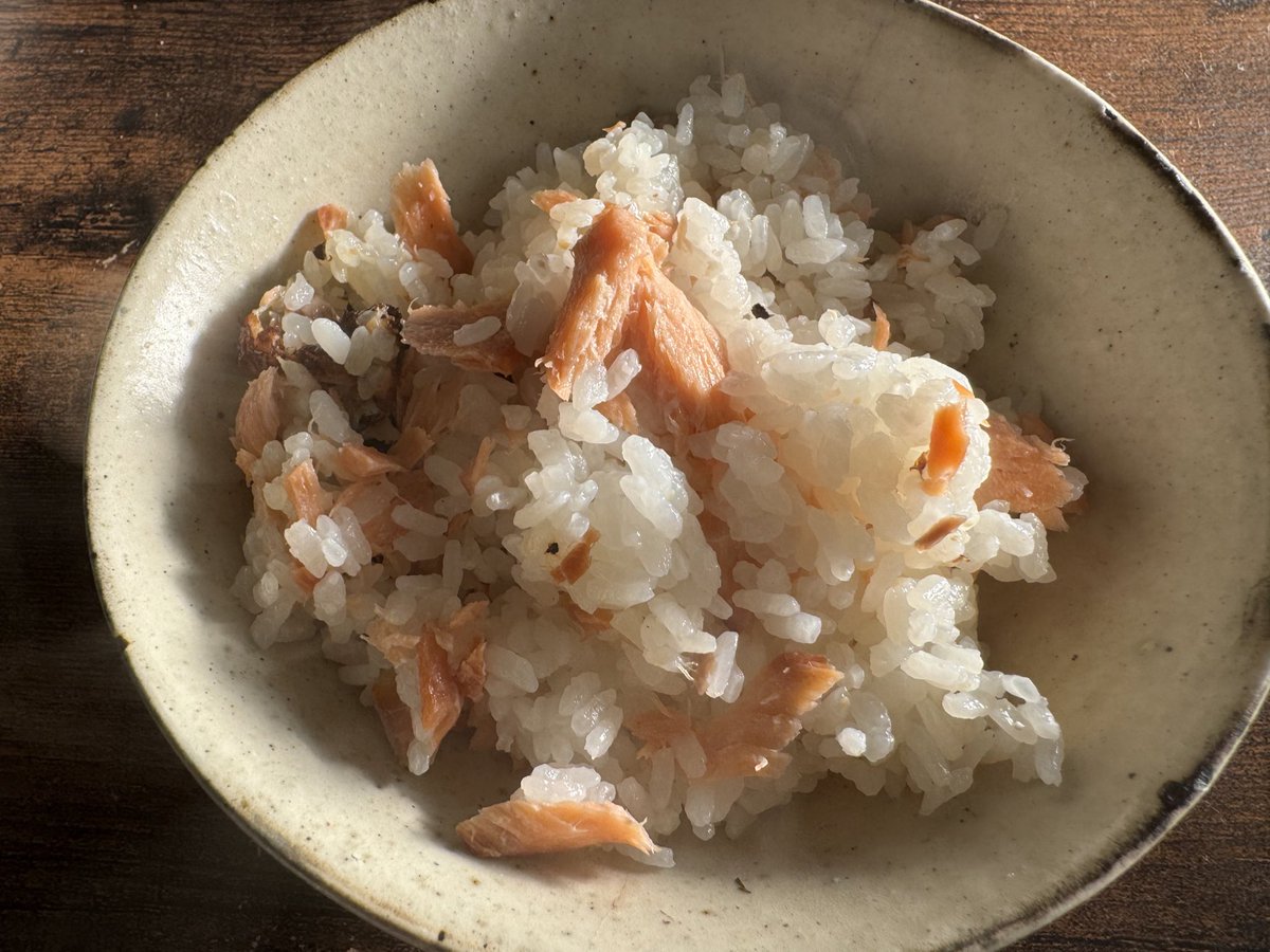 mococo321's tweet photo. こんな感じで炊けたご飯の上に焼いた鮭をドンっ！と乗せてあとは混ぜ混ぜするだけで簡鮭ご飯の完成！

鮭は体を温め、胃腸の調子を整えてくれます。

気血も優しく補って、巡らせてくれるので冷え性、お疲れなどほんとにオススメの食材。

個人的には「迷ったら鮭！」くらい万能。 https://t.co/t9DXnZu5o8