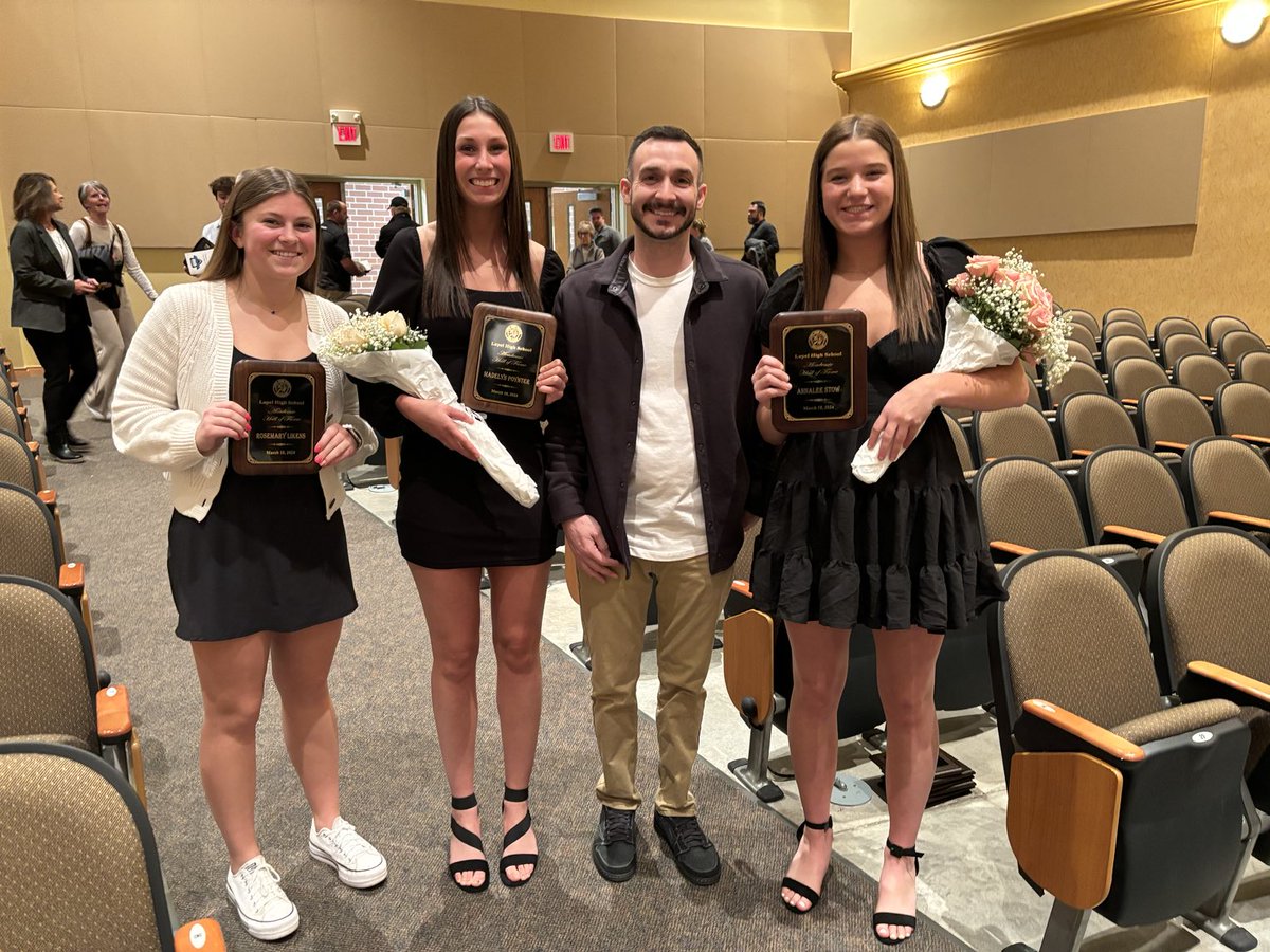 Dodi3Poynter's tweet photo. #SCHOLARAthletes Last night these beautiful ladies were getting awards for their work on the court. @MaddyPoynter broke two school records! 👊💪🏀 Tonight we honored these ladies in classroom. #AcademicHallOfFame 🖤💛🐾#MoreThanStats @GbballLapel AnnaLee Rosemary https://t.co/ouD88liA2y