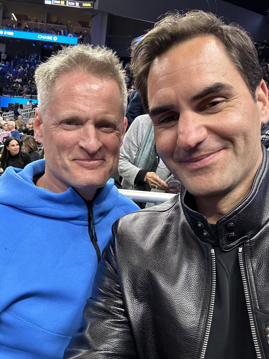 Roger Federer stopped Steve Kerr for this selfie at a recent Warriors game. Only, this isn’t Steve Kerr. For @FoxSports, I spoke to Steve Gillis about life as a celebrity lookalike. Read the story here: foxsports.com/stories/nba/th…