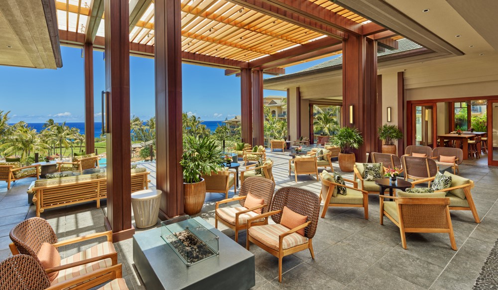 Welcome to our all-new lobby lanai. Here, hand-carved wooden kapa panels that adorn the space symbolize the six bays surrounding the resort that were favored by Hawaiian chiefs.