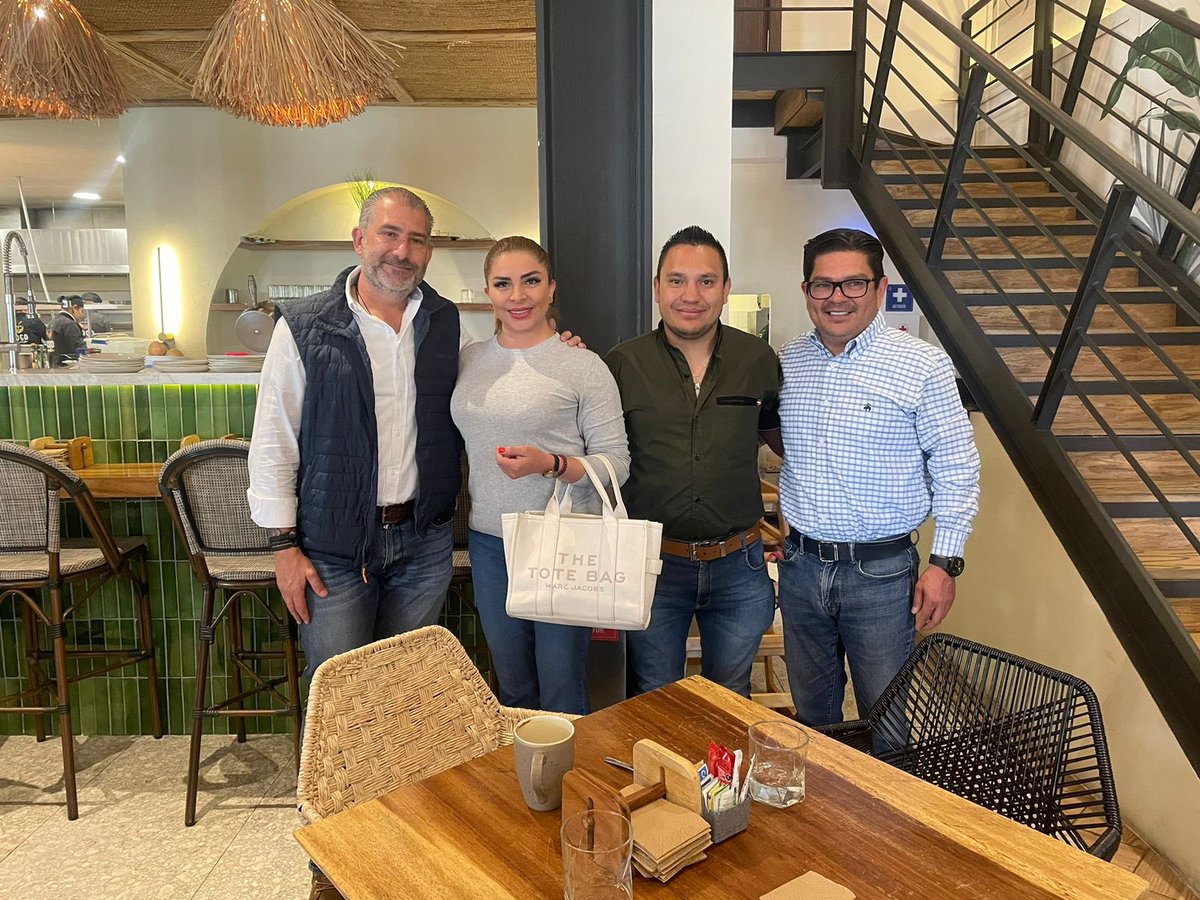 de_la8276's tweet photo. Excelente platica con nuestra amiga Damaris Nava y nuestro amigo Ángel Córdova. Sumando fuerzas a este gran proyecto, bienvenidos. ✨

¡Vamos con todo! 👏🏼 https://t.co/lUZTHLDJ4z