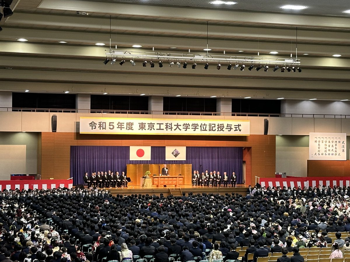 tut_tweet's tweet photo. 本日は八王子キャンパスにて卒業式が行われています

卒業生および保護者の皆様、ご卒業おめでとうございます

晴天が皆様の門出を祝福し、今後それぞれの道で本学での学びを存分に発揮し、大きく活躍していくことをお祈りします🌸

LIVE配信はこちら

https://t.co/jWO7es6yeE

#東京工科大学　#卒業式　#八王子キャンパス　#春から社会人
